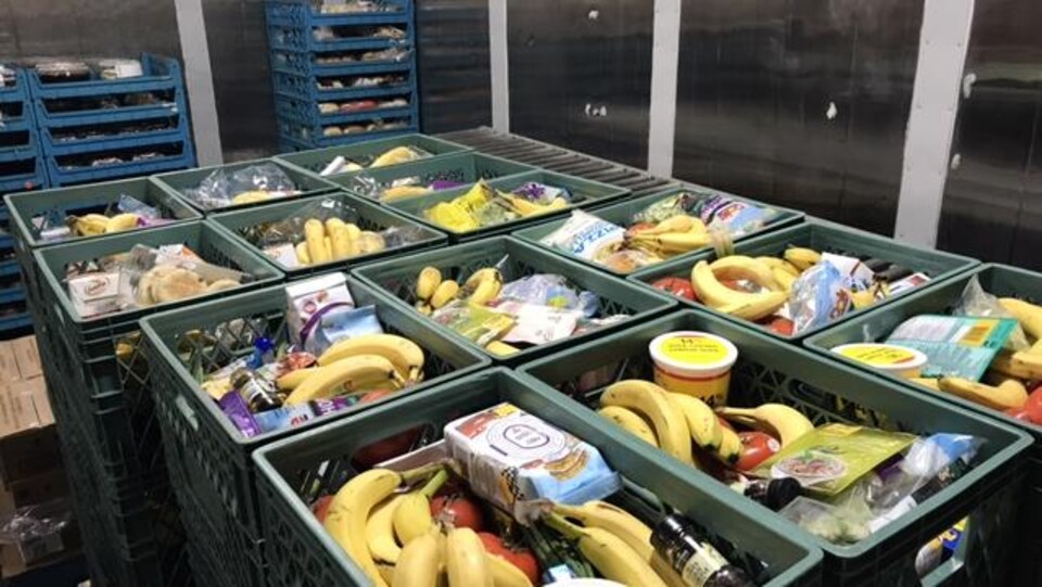 Une variété de produits alimentaires dans un réfrigérateur commercial. 
