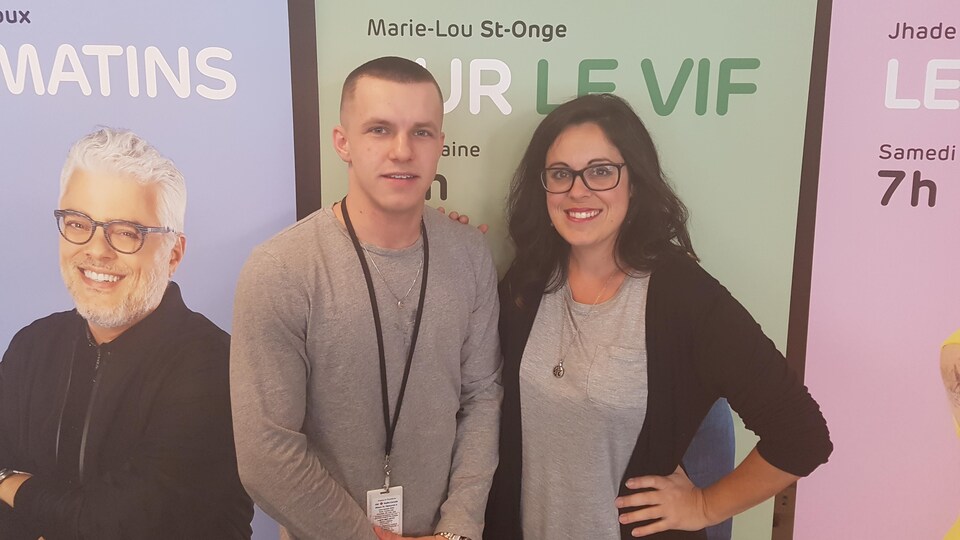 Le duo pose pour la caméra en souriant.