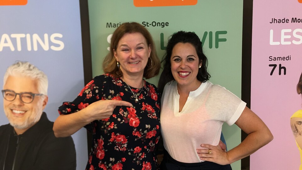 Les deux femmes posent pour la caméra en souriant.