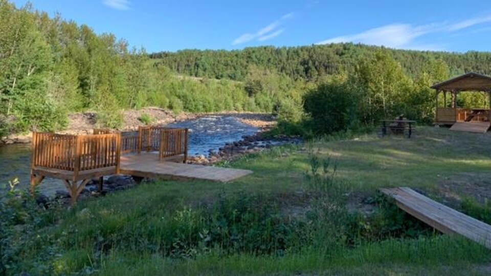 Fosse accessible aux personnes à mobilité réduite sur le site de Rivière-à-Mars.