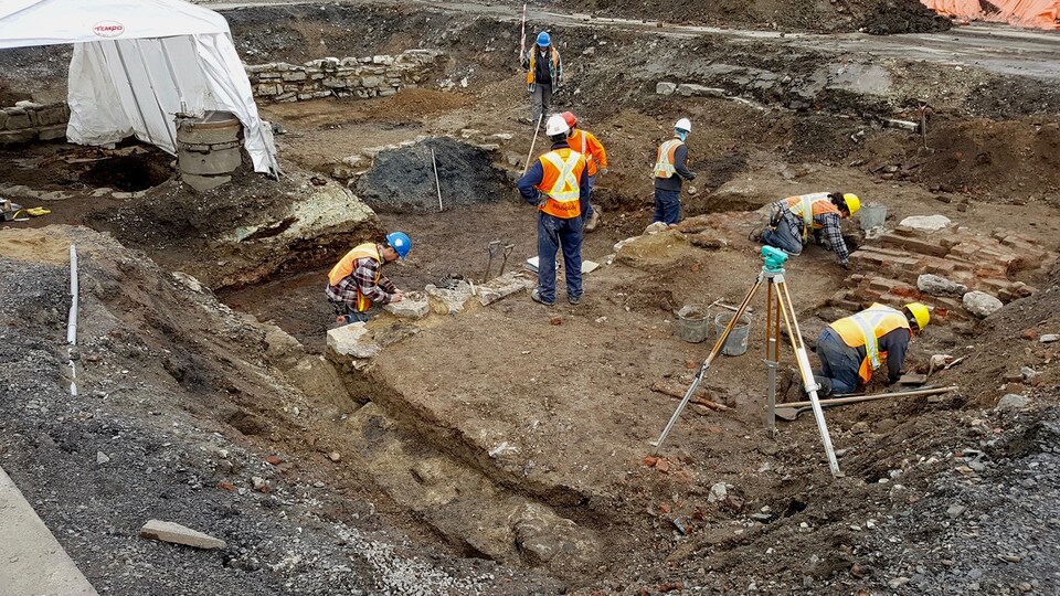 Des archéologues procèdent à des fouilles dans le stationnement de la Maison de Radio-Canada.