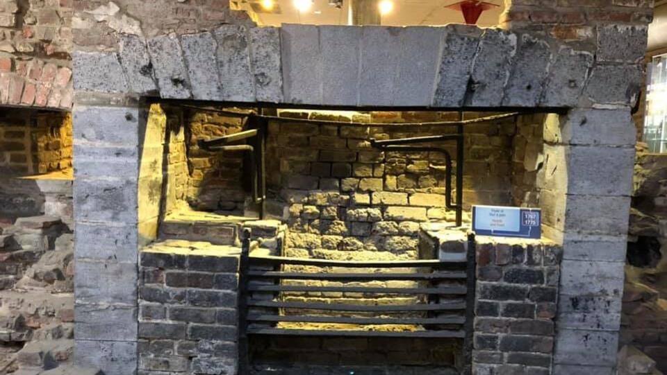 Mireille se rend sous la terrasse Dufferin à Québec où se trouve Le lieu historique national des