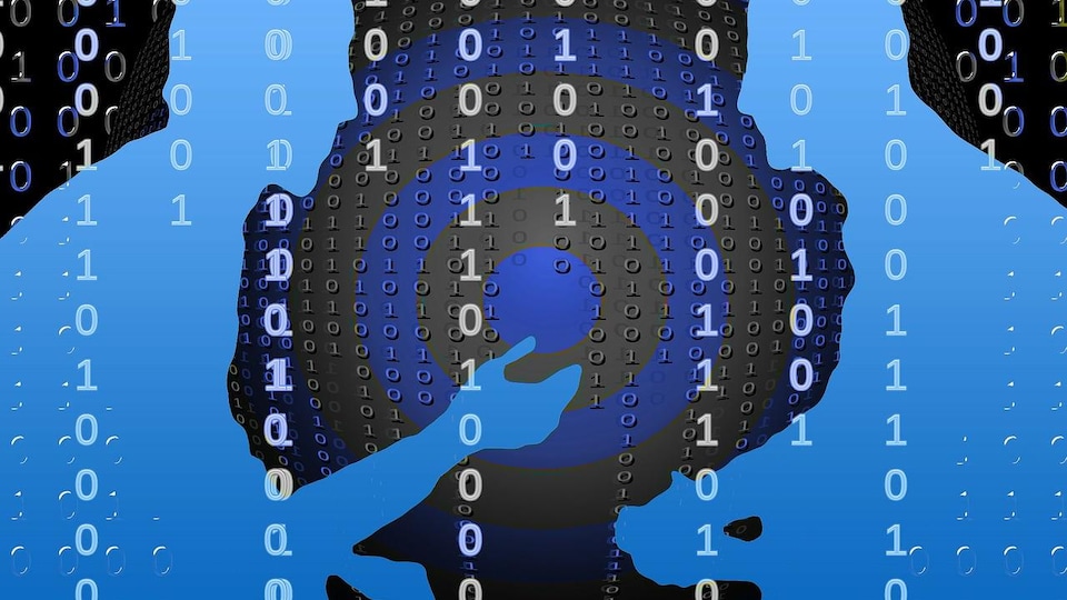 Deux silhouettes d'hommes sur fond de données informatiques