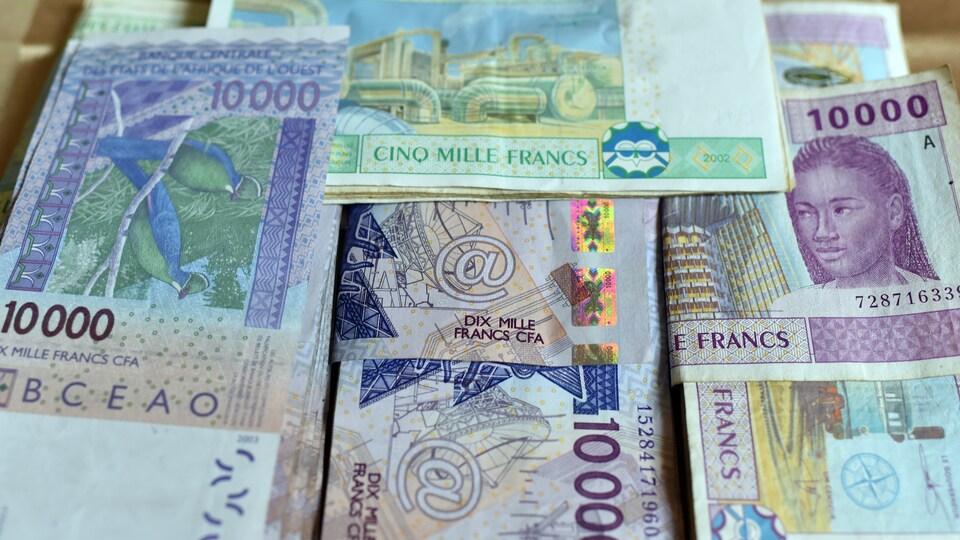 Des piles de billets de banque franc CFA