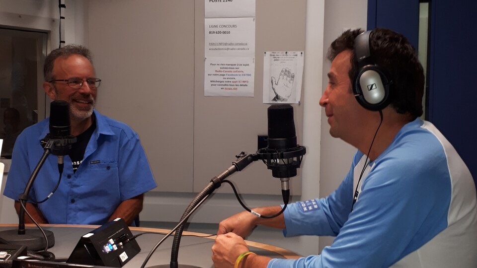 Depuis le 27 août, François Guérin, atteint de la maladie de Parkinson, fait le tour du Québec à vélo.
Son but est de sensibiliser la population à cette maladie dont il souffre depuis une dizaine d'année.
Le journaliste Luc Larochelle s'est joint à la discussion