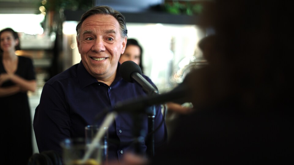 François Legault sourit en regardant Christiane Charette.
