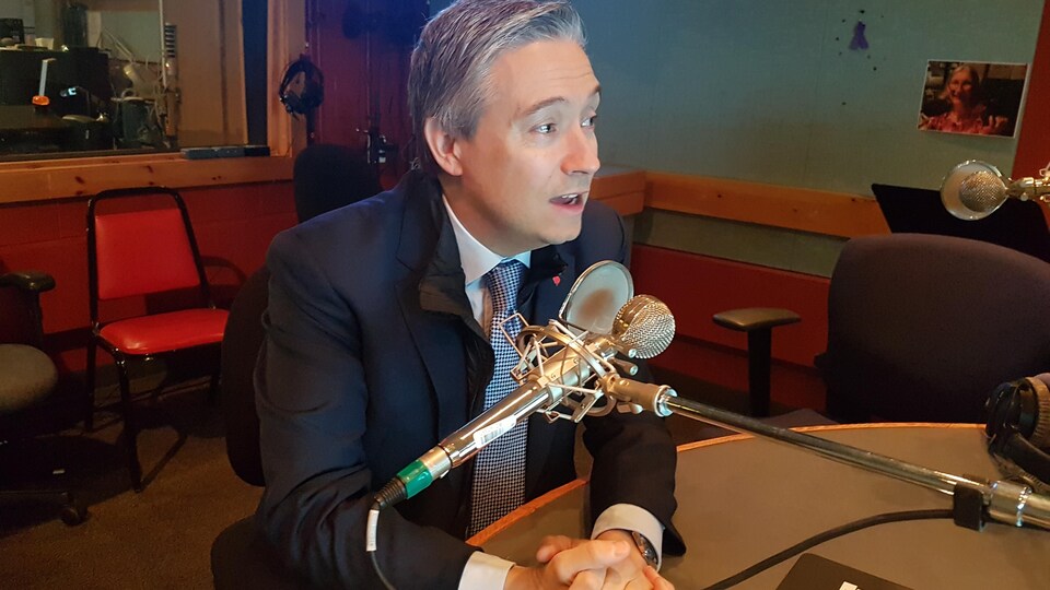 François-Philippe Champagne, ministre fédéral de l'infrastructure et des Collectivités, en studio à Radio-Canada Côte-Nord