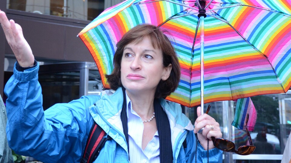 Françoise Bâby avec un parapluie à la main.