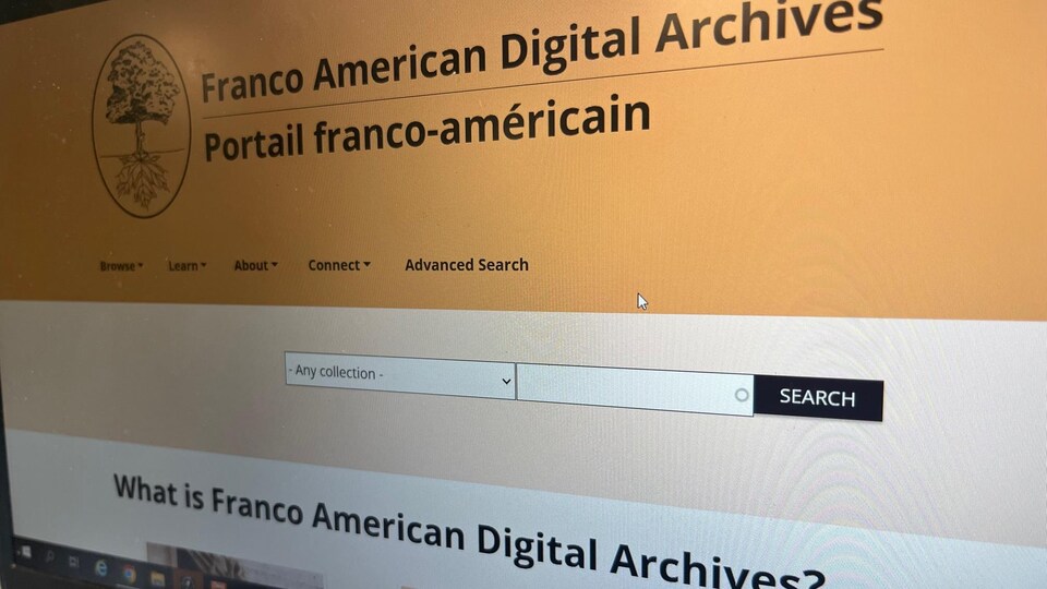 La page d'accueil du site internet, écriture en noir sur fond orange