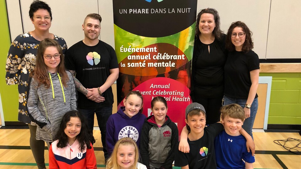 Le chanteur Frank Williams entouré des jeunes et enseignants de l'école Le Marais de Dieppe. 