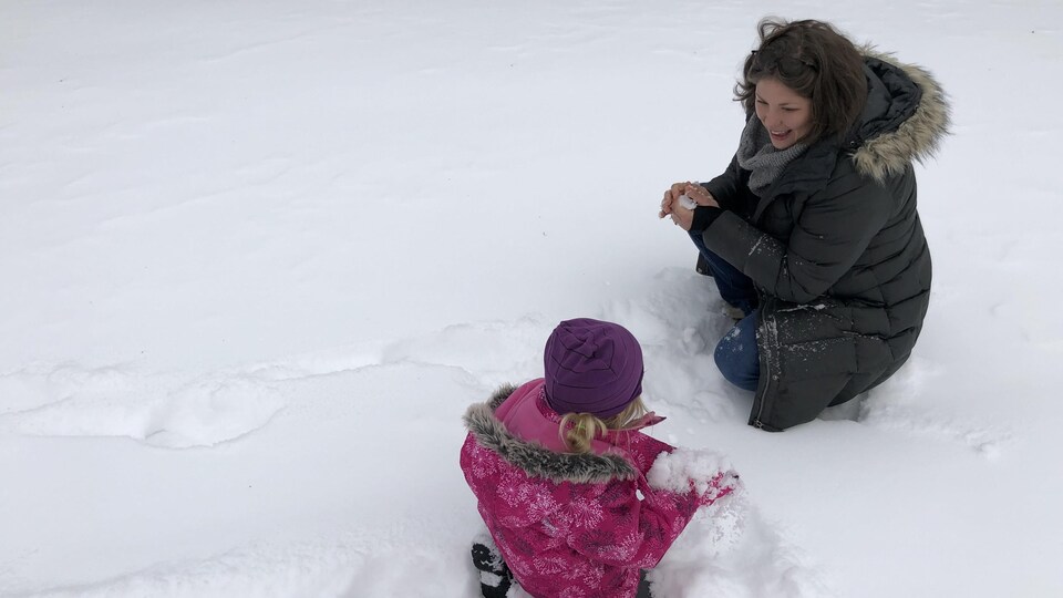Gabrielle Pruneau avec sa fille jouant dans la neige