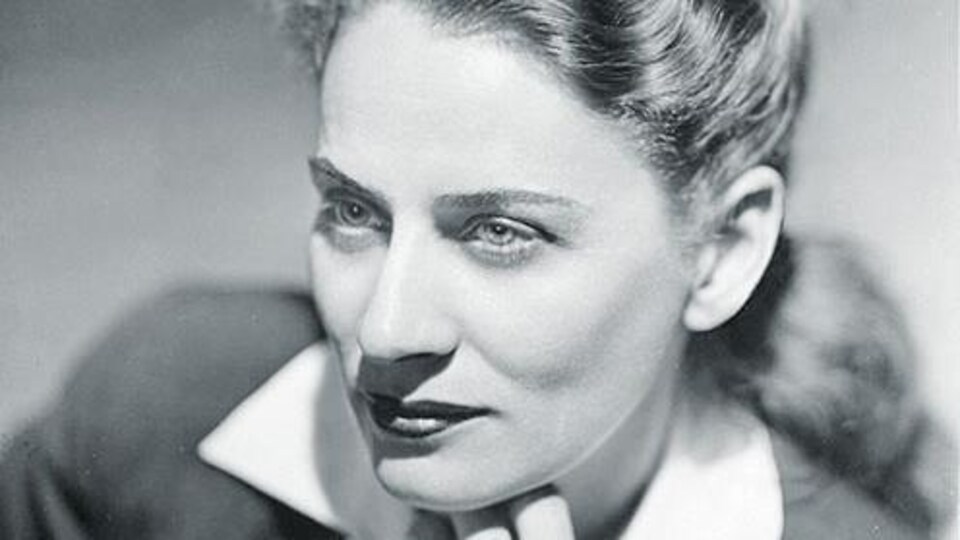 Photo de Gabrielle Roy par Annette et Basil Zarov, 1945. 