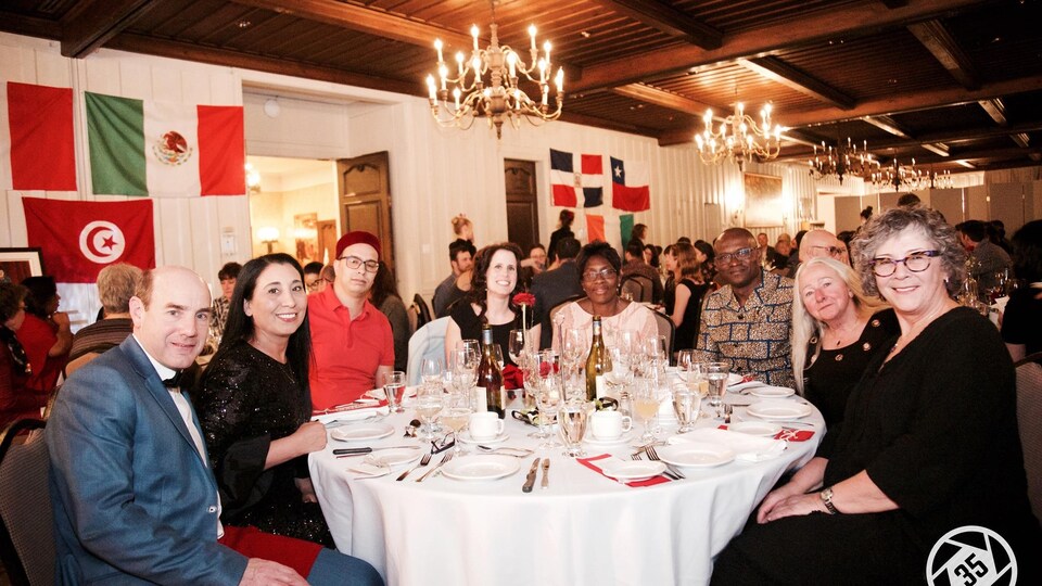 Le Gala des saveurs de Centraide Haute-Côte-Nord Manicouagan en 2020. Huit personnes sont assises autour d'une table ronde, à l'hôtel le Manoir de Baie-Comeau.