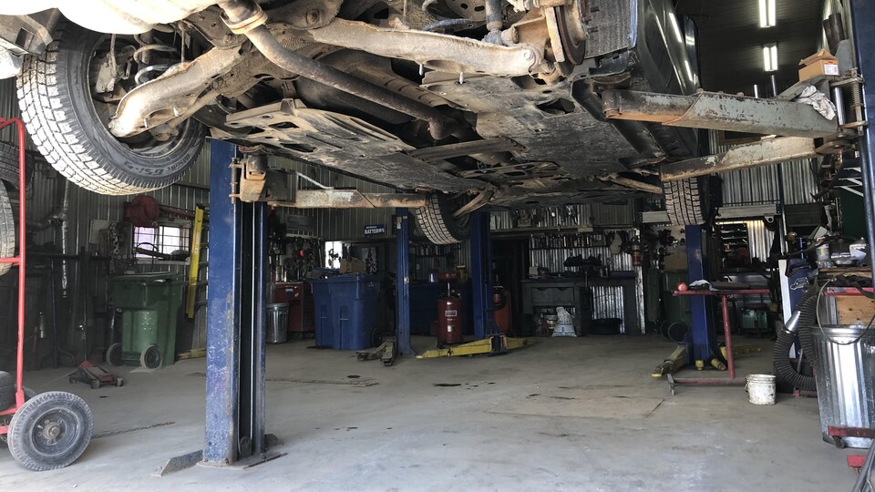 Une voiture prête à l'inspection dans un garage.