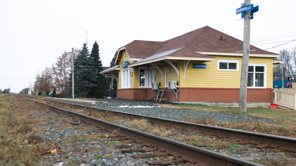 La gare de Rogersville, et le chemin de fer.