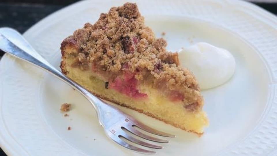 Un gâteau à la rhubarbe est déposé dans une assiette.