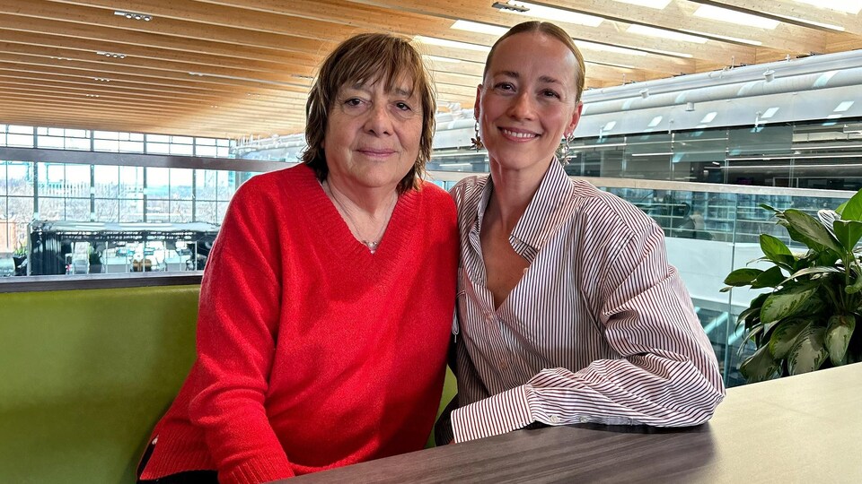 La cinéaste Léa Pool et la comédienne Karine Vanasse, souriante, sont assises à une table.