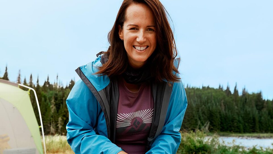 La nutritionniste Geneviève O'Gleman en plein air, en train de préparer des repas en camping.