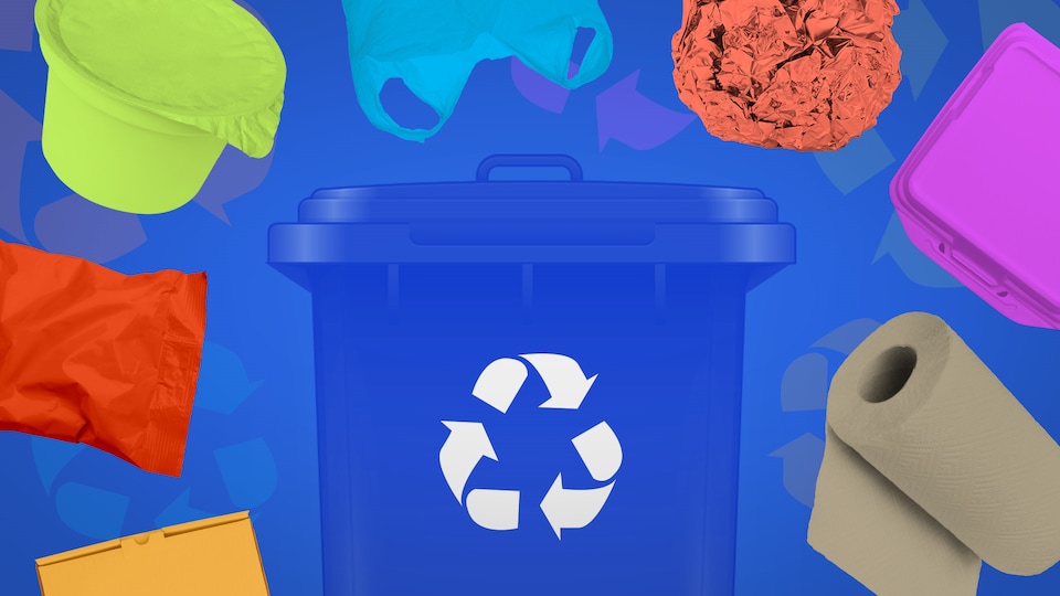 Un bac de recyclage bleu est en avant-plan sur une infographie présentant des objets recyclables.