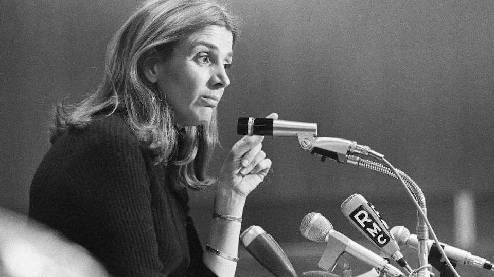 Elle parle au micro.