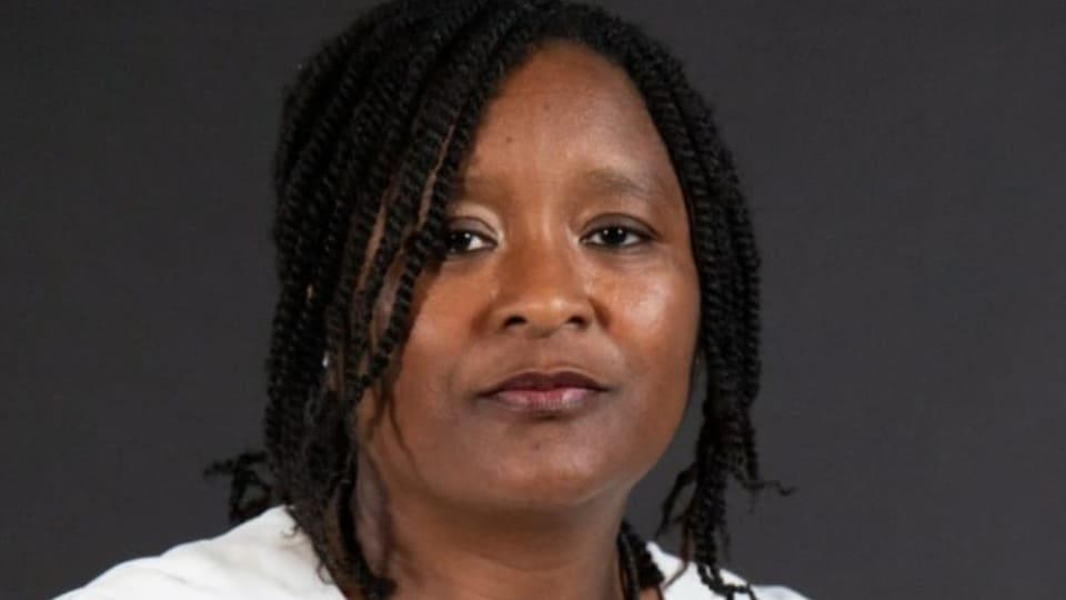Gisèle Libawo avec un chandail blanc.