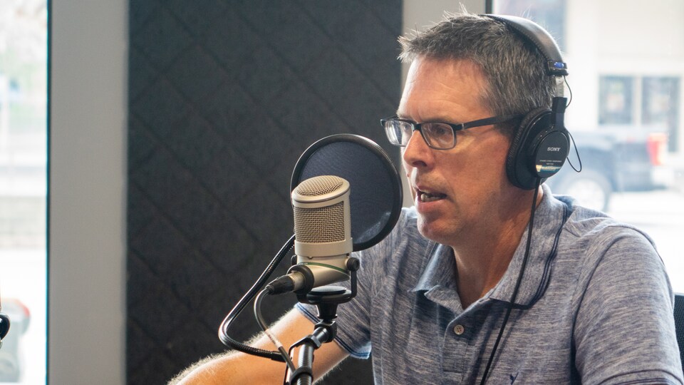 Marc Nellis au microphone de Grands Lacs café, dans les studios de Radio-Canada Sudbury