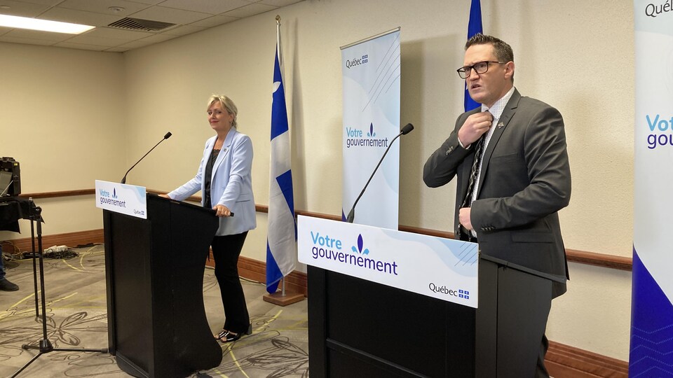 Andrée Laforest et Benoit Charette lors d'une conférence de presse.