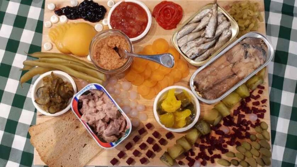 De la nourriture disposé sur une planche de bois