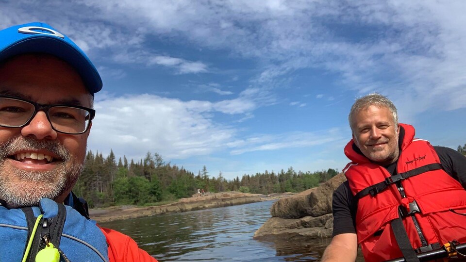 Le directeur du Café théâtre Graffiti de Port-Cartier, Yves Desrosiers et l'auteur-compositeur-interprète, Marc Dery en kayak de mer sur la Cote-Nord