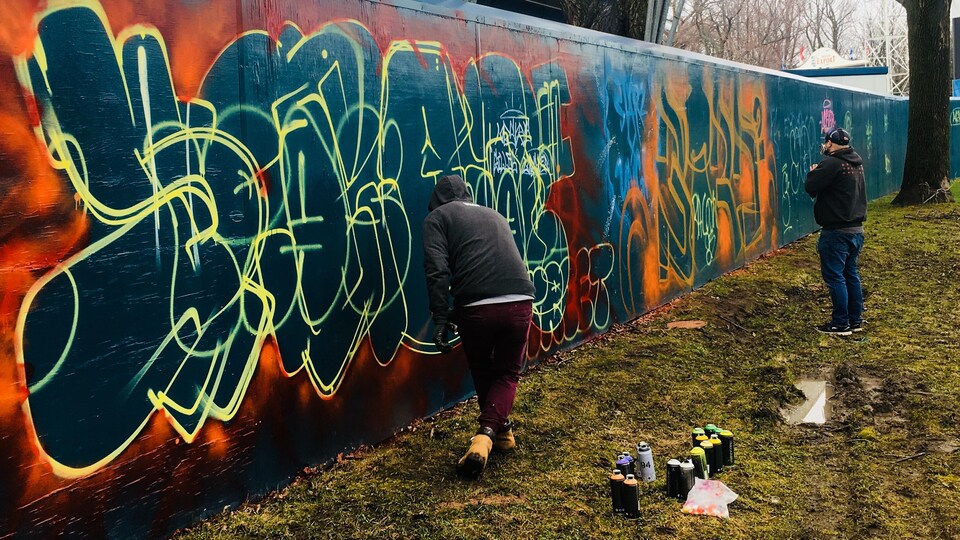 Des jeunes pratiquent le graffiti