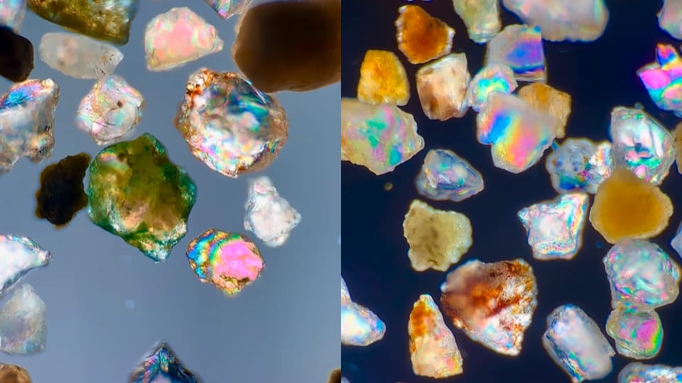 Des couleurs irisées sont visibles sur les grains de sable passés au microscope.
