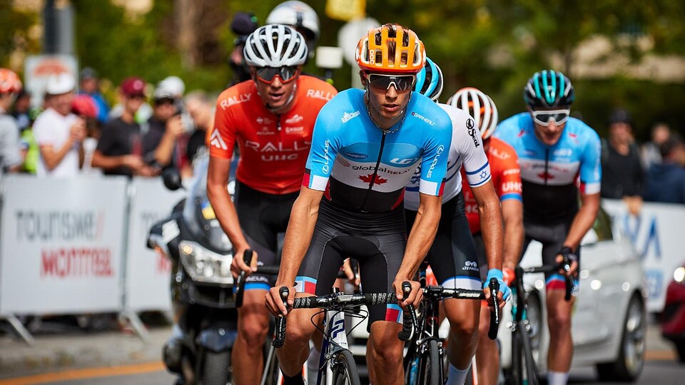 Un groupe de cyclistes lors des Grands Prix cyclistes de Québec et de Montréal.
