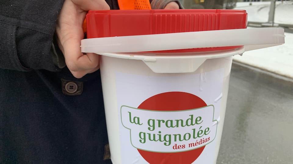 Un récipient de la grande guignolée des médias.