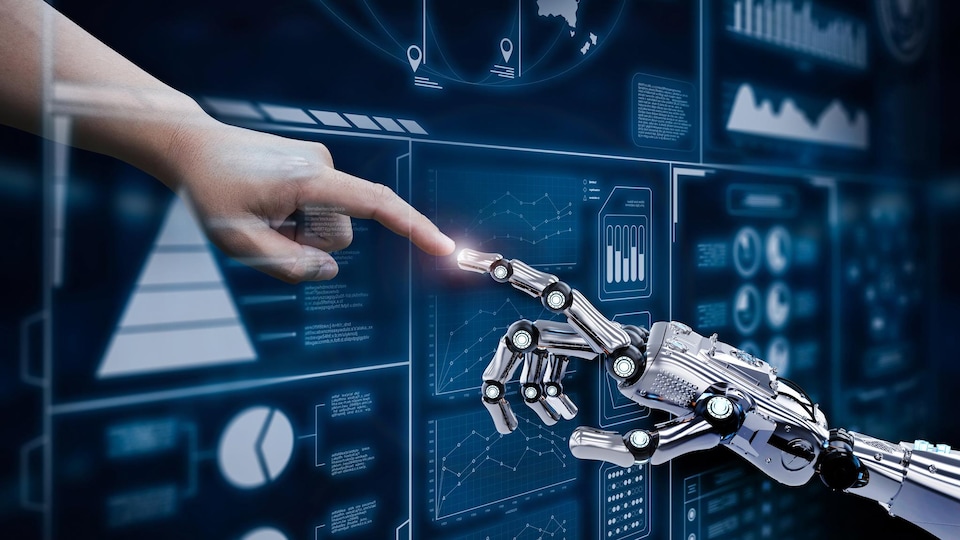 Un doigt humain touche celui d'un robot à travers un écran rempli d'informations numériques.