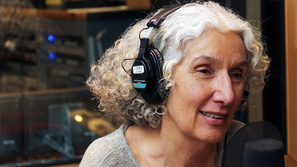 La Dre Cécile Rousseau parle dans un micro.