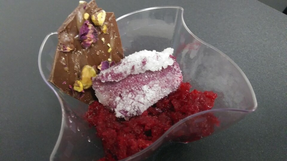 Manon Houle nous prépare cette semaine un Granité à la framboise du Québec, Soho et pétale de rose cristallisée, accompagné de son mendiant aux fonds d’armoire!