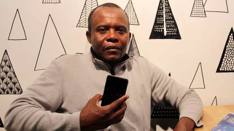 En Haïti, Guerdy Fortune était politicien et avait des téléphones cellulaires. Maintenant au Canada, il les utilise pour se déplacer et contacter sa famille.