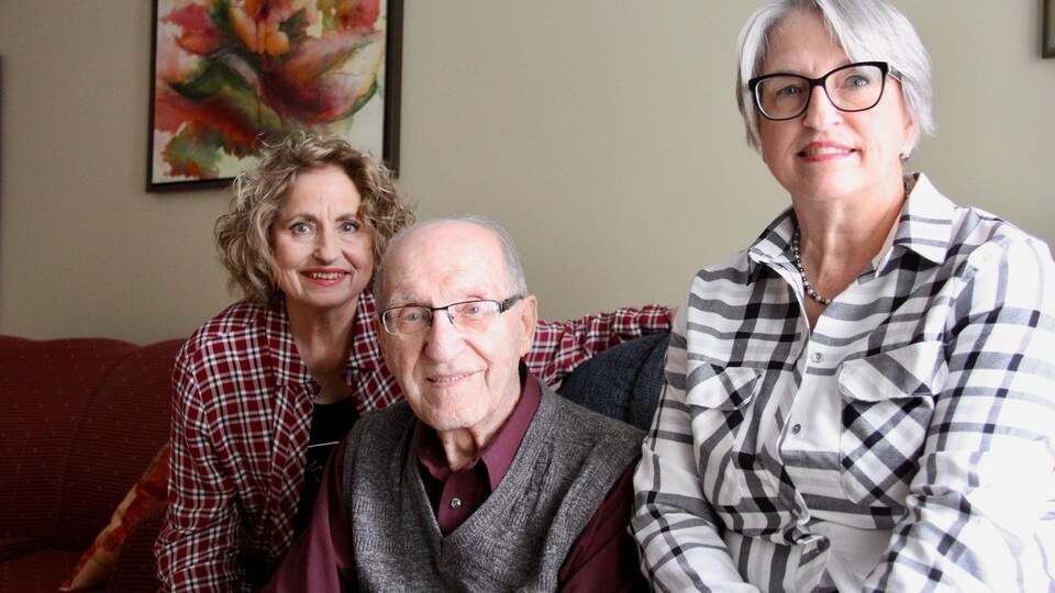 Manon Malouin est accompagnée de son père Lionel et de sa soeur Ginette.