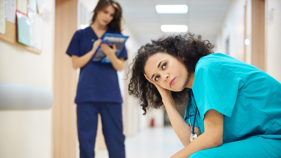 Deux infirmières dans un corridor d'hôpital
