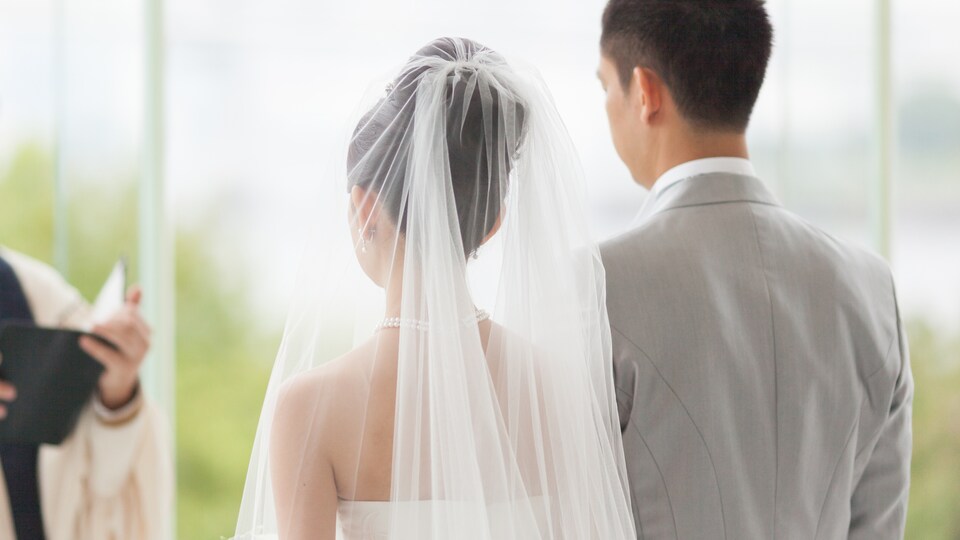 Un couple se marie.