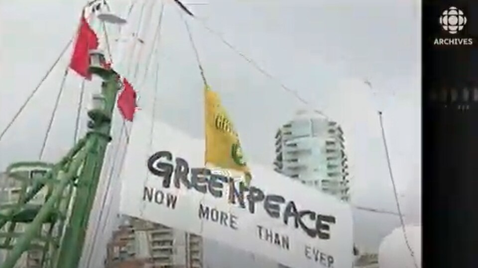 Une bannière de Greenpeace flotte à Vancouver