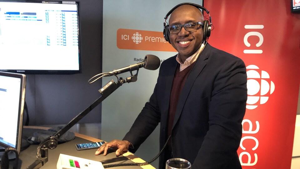 L'invité au micro de Radio-Canada à Halifax.