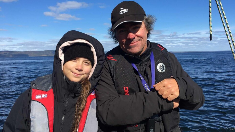Greta Thunberg et Robert Michaud, président du Groupe de recherche en mammifères marins (GREMM) et directeur des programmes de recherche, en bateau, sur le fleuve St-Laurent.