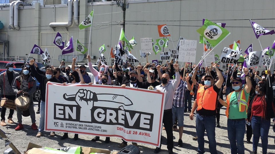 Des employés manifestent devant l'usine.