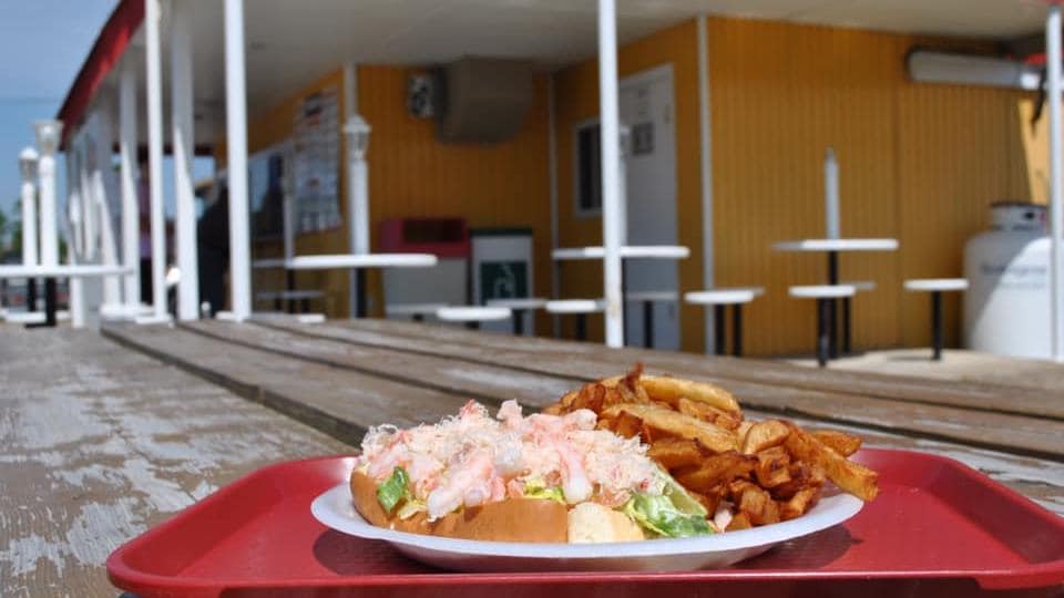 Une guedille au crabe sur une table de la cantine La bonne franquette à Forestville, sur la Côte-Nord.