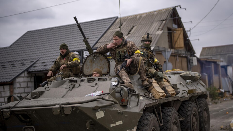 Des soldats ukrainiens sur un blindé.
