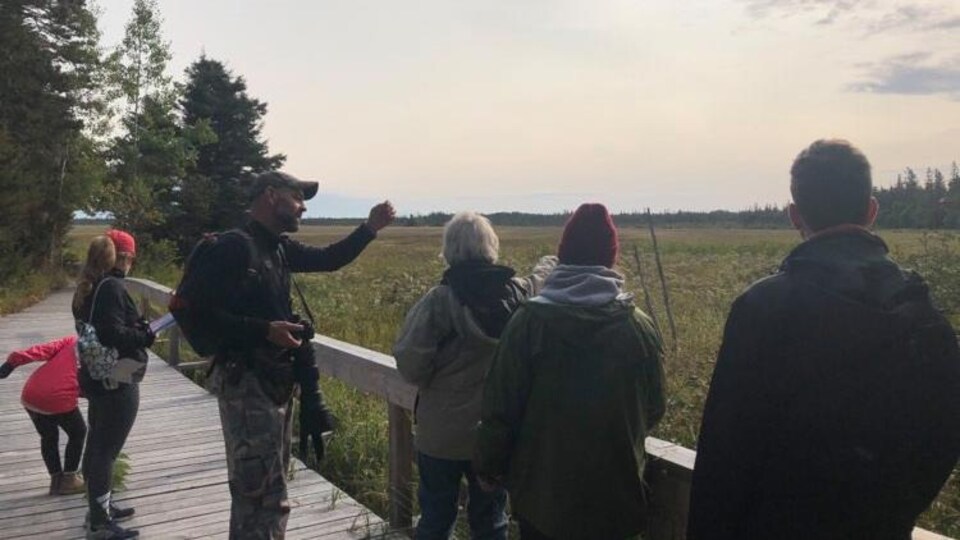 Dominic Francoeur, en compagnie de son groupe au Parc-nature de Pointe-aux-Outardes, sur la Côte-Nord.