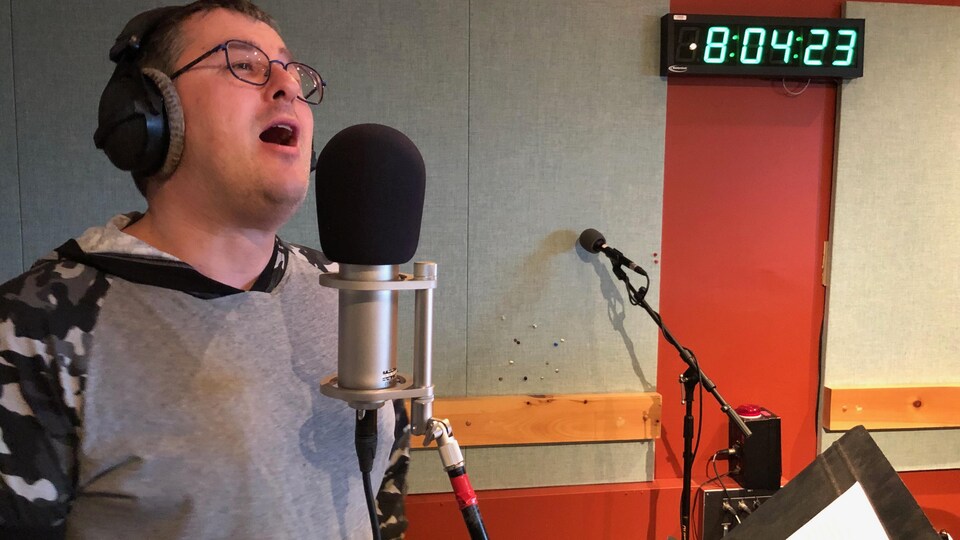 Le chanteur Guy Porlier à l'oeuvre lors de la Guignolée des médias 2019