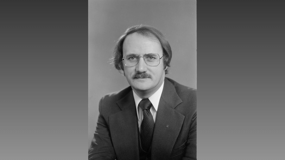 Portrait en noir et blanc d'un homme des années 70.