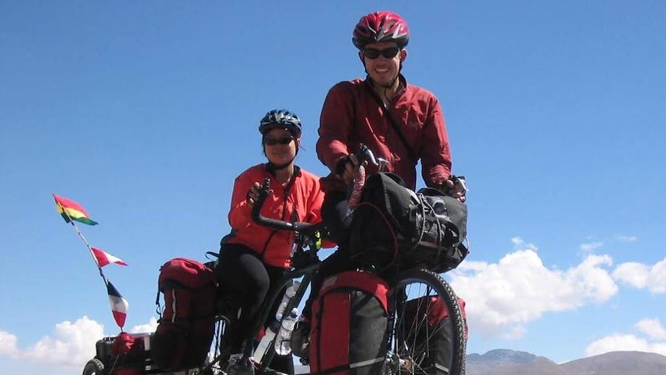 Tania Lo et Gwendal Castellan sur un vélo tandem sur le Salar de Uyuni en Bolivie à 4000m d'altitude.